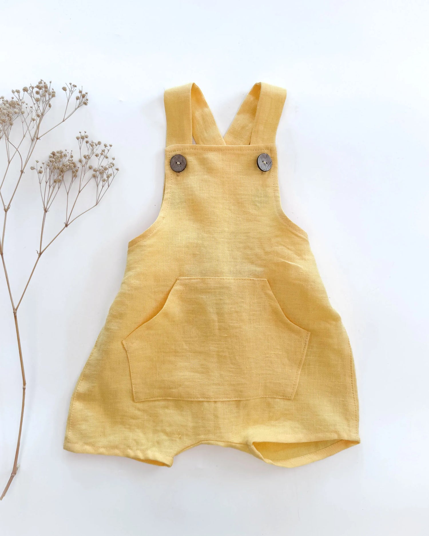 Sofortkauf:kurze Leinen Latzhose mit Bauchtasche in Buttergelb, Gr. 62/68