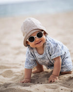 nachhaltig und fair produzierter Sonnenhut fuer kinder und babys aus 100% leinen. Der Sommerhut schützt durch den Nackenschutz hervorragend gegen die Sonneneinstrahlung und ist schön leicht angenehm zu tragen