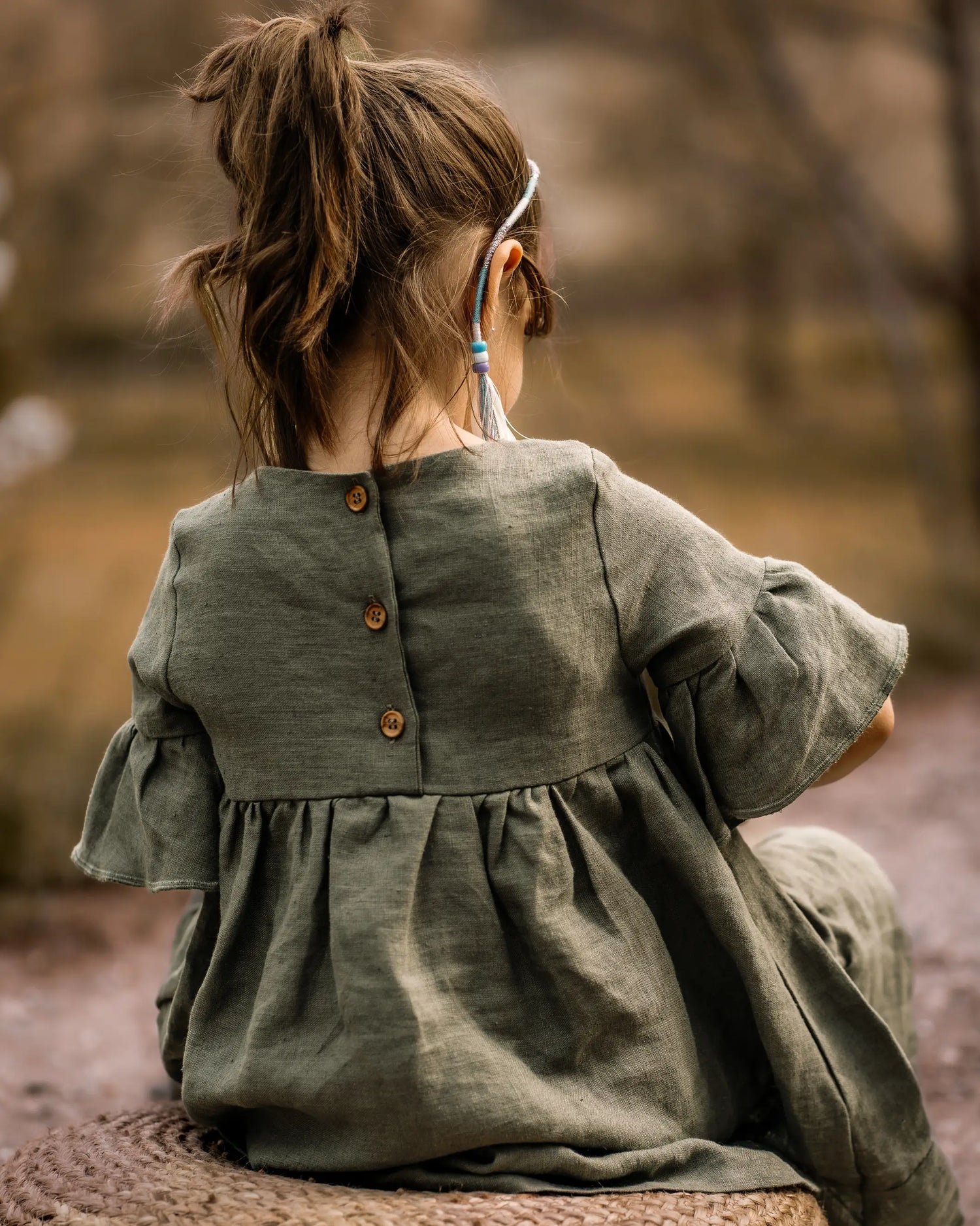 Wichtelkidz baby und Kinder Kleid aus 100% weichem Leinen. Leichtes und luftiges Volantkleid für den Sommer. Unser individuell angefertigtes Kleid mit Volants ist ideal für festliche Anlässe wie eine Taufe, Geburtstag, Hochzeit, als Kleid für ein Blumenmädchen oder die Einschulung. Etwas ganz besonderes eben - unsere Handgemachten Leinenkleider für Mädchen, nachhaltig, regional und fair in Bayern angefertigt.