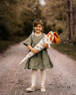 Wichtelkidz Mädchen Kleid aus 100% weichem Leinen. Leichtes und luftiges Volantkleid für den Sommer. Unser individuell angefertigtes Kleid mit Volants ist ideal als Outfit für die EInschulung oder für festliche Anlässe wie eine Taufe, Geburtstag, Hochzeit, als Kleid für ein Blumenmädchen. Nachhaltig, regional und fair in Bayern angefertigt.