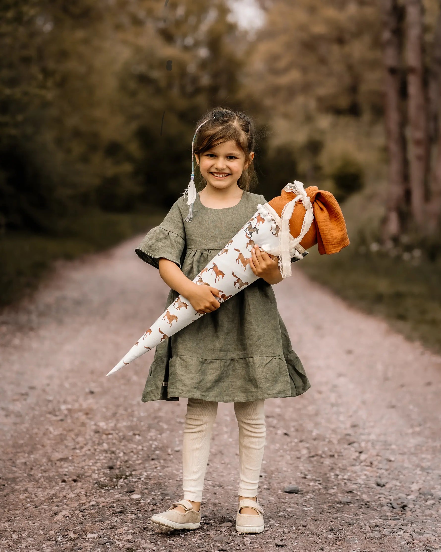 Wichtelkidz Mädchen Kleid aus 100% weichem Leinen. Leichtes und luftiges Volantkleid für den Sommer. Unser individuell angefertigtes Kleid mit Volants ist ideal als Outfit für die EInschulung oder für festliche Anlässe wie eine Taufe, Geburtstag, Hochzeit, als Kleid für ein Blumenmädchen. Nachhaltig, regional und fair in Bayern angefertigt.