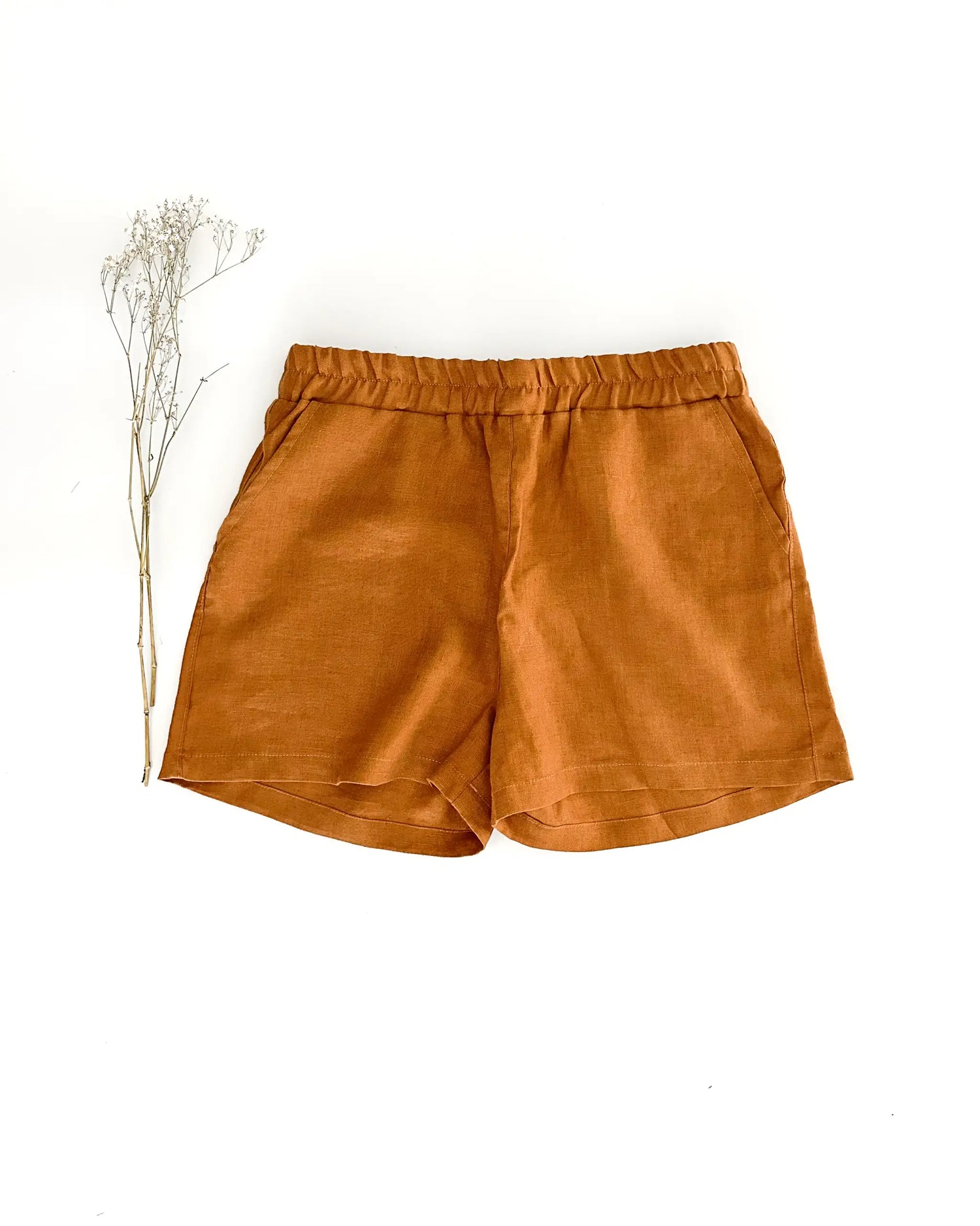 Damen Shorts Leinen mit Gummibund, atmungsaktiv und kühlend, ideal für warme Tage und Alltag.