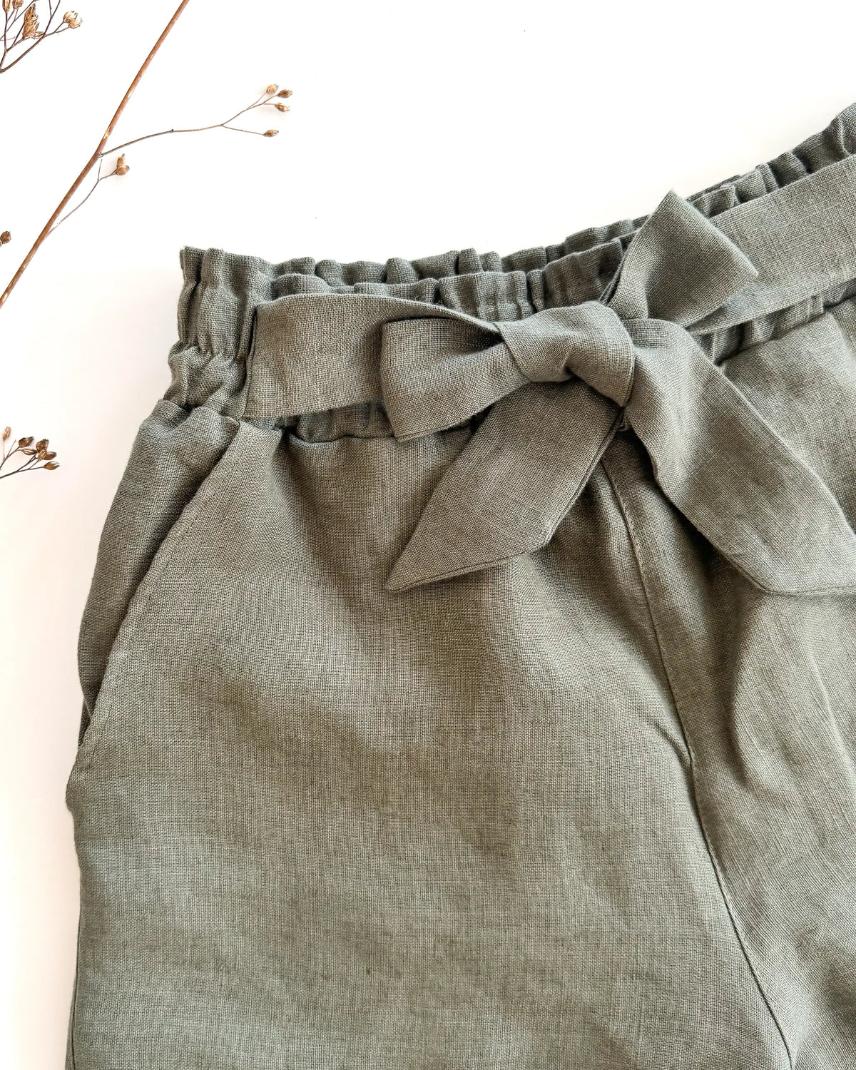 Damen Paperbag Shorts aus hochwertigem und weichem 100% gewaschenem Leinen. Kurze Sommerhose mit Schleife zum Binden, in vielen verschiedenen Farben. Kurze Damenhose die nachhaltig, Fair, atmungsaktiv und  bequem ist. Unsere  Leinen Shorts für Damen sind luftig und leicht und ideal fuer heiße Sommertage.