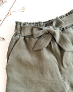 Damen Paperbag Shorts aus hochwertigem und weichem 100% gewaschenem Leinen. Kurze Sommerhose mit Schleife zum Binden, in vielen verschiedenen Farben. Kurze Damenhose die nachhaltig, Fair, atmungsaktiv und  bequem ist. Unsere  Leinen Shorts für Damen sind luftig und leicht und ideal fuer heiße Sommertage.