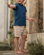 leichte Kinder Sommerhose aus 100% Leinen in der sich dein Kind garantiert wohlfühlt. Die knielange Shorts ist ideal für heiße Sommerhose und bietet viel Bewegungsfreiheit für kleine Entdecker