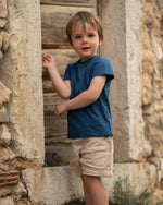 Bermuda Shorts fuer Kinder und babys aus hochwertigem und weichem 100% Leinen. Kurze knielange Sommerhose, nachhaltig, Fair, atmungsaktiv, Antibakteriell und  bequem. Unsere Chino Shorts für Jungen und Mädchen ist luftig und leicht und ideal fuer heiße Sommertage.