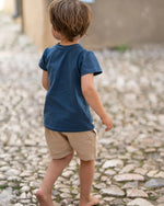 kinder nachhaltiges sommer outfit aus leinen shorts und bio baumwoll t-shirt