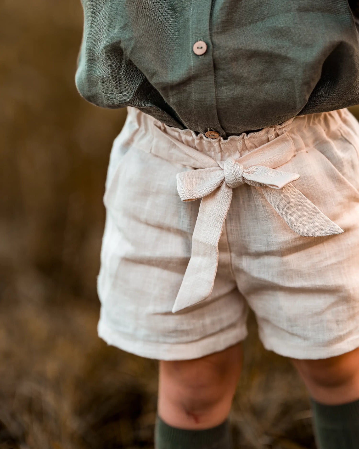 Paperbag Shorts Kinder aus Leinen mit Schleife, luftige Sommerhose für Babys und Mädchen, bequem und verspielt. Atmungsaktiv, ideal für warme Tage und sommerliche Outfits.