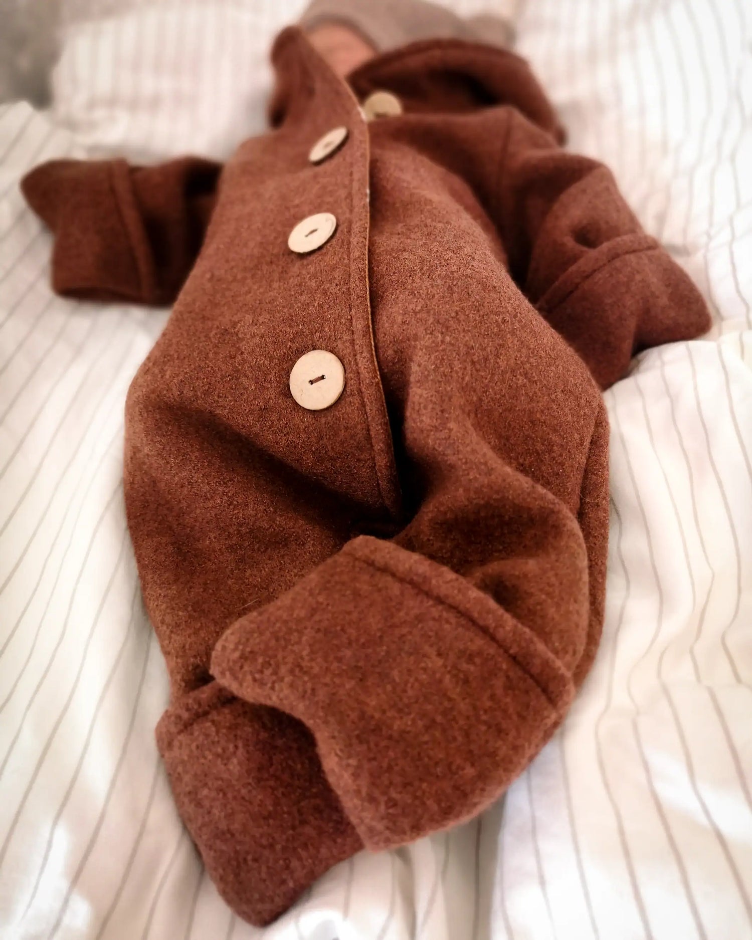 gefütterter Babyoverall aus Merino Wollwalk mit praktischen umschlagbündchen für Hände und Füße 