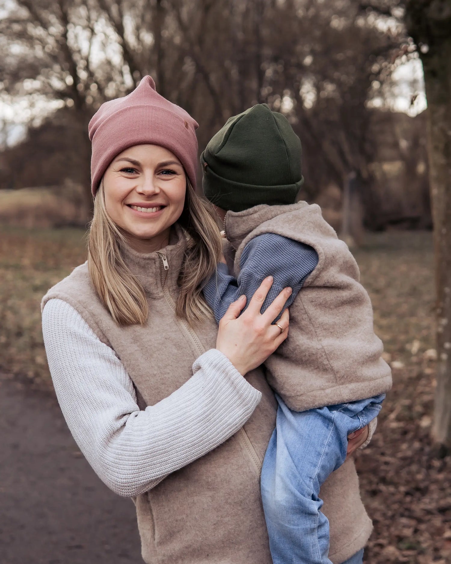 Nachhaltige Merino Wollweste für Frauen mit Reißverschluss und Taschen, handgemacht in Deutschland und ideal für draußen aktiv sein