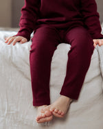 Merino Leggings für Kinder aus 100% Merinowolle, weich, warm und atmungsaktiv als Ski-Unterwäsche, für Alltag, Kita und unter dem Wollwalk overall.