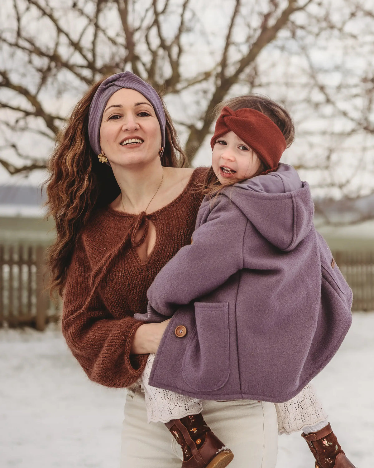 Handgemachtes  Stirnband für Kinder und Damen aus mulesingfreier Merinowolle, dehnbar, warm und perfekt kombinierbar mit Wollwalk Kleidung im Alltag.