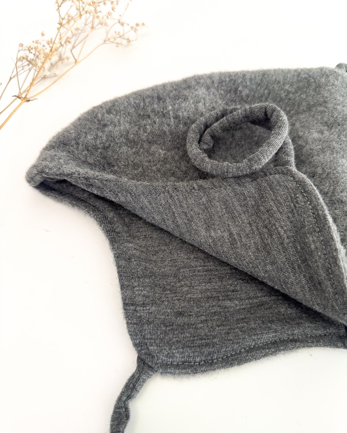 Sofortkauf: Bio Wollfleece Zipfelmütze in Schiefer gefüttert mit Merino-Wolljersey, Gr. 48-50