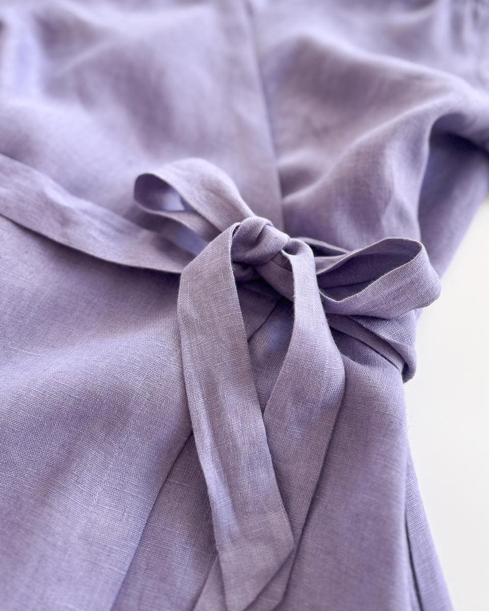 Sofortkauf: knielanges Damen Wickelkleid aus Leinen in Lavendel, Gr. M (42/44)