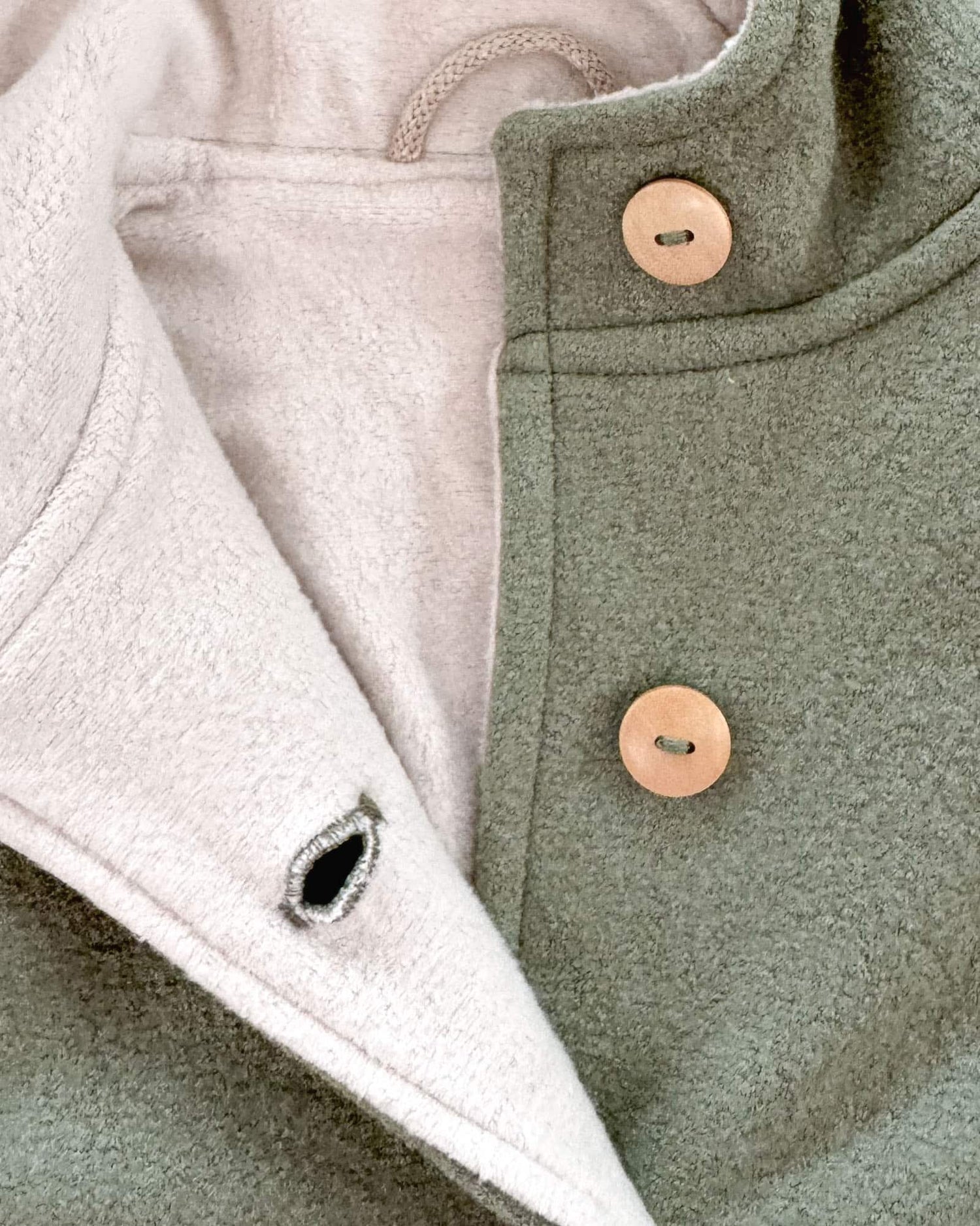 Sofortkauf: Merino-Walkweste mit Holzknöpfen in Salbei/Baumwollfleece Creme, Gr. 98/104