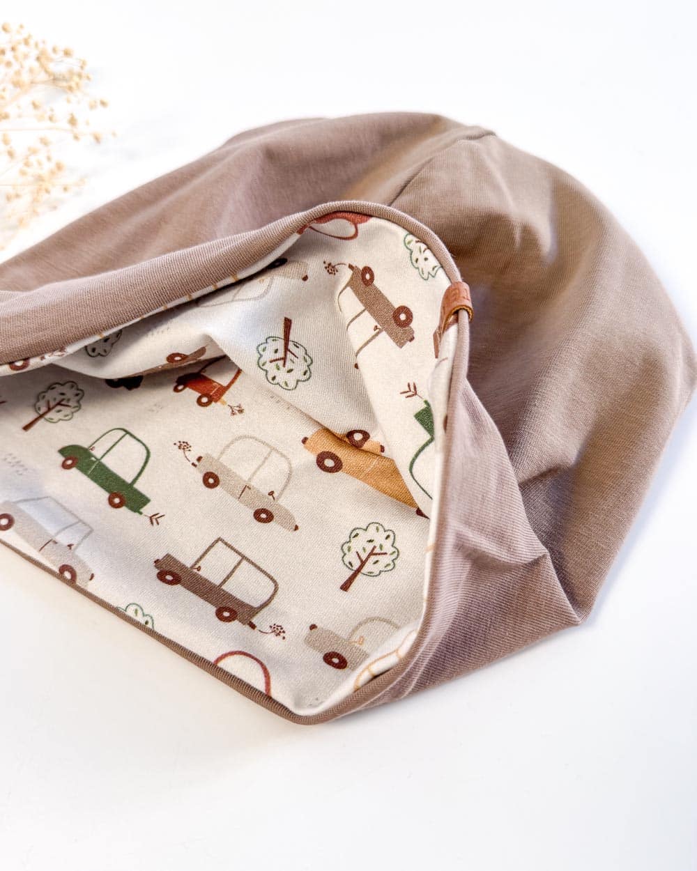 Sofortkauf: Wende-Beanie Schlamm/Chasing Cars, Gr. 52-54 (4-10 Jahre)
