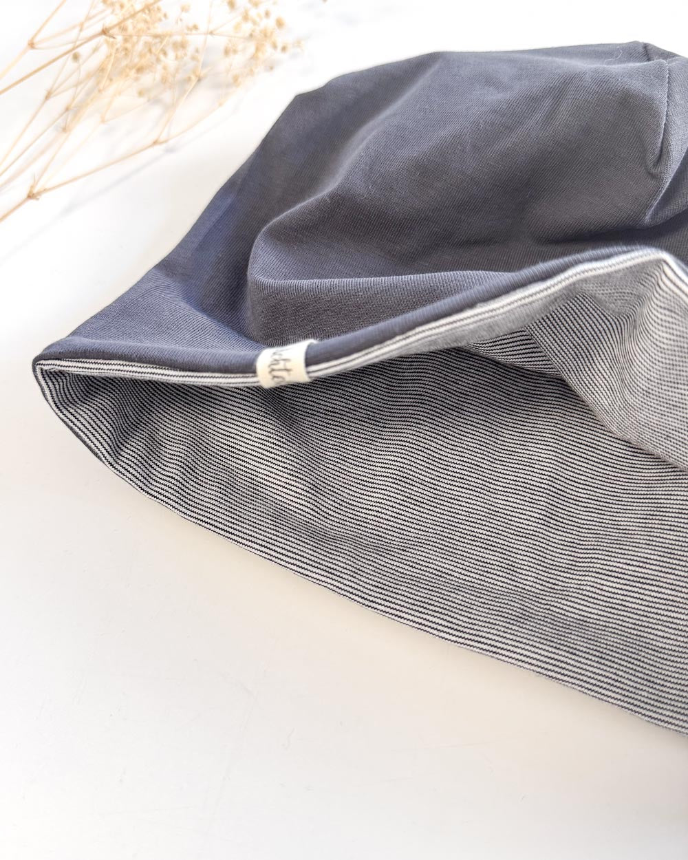 Sofortkauf: Wende-Beanie Anthrazit/Ministripes, Gr. 50-52 (2-4 Jahre)