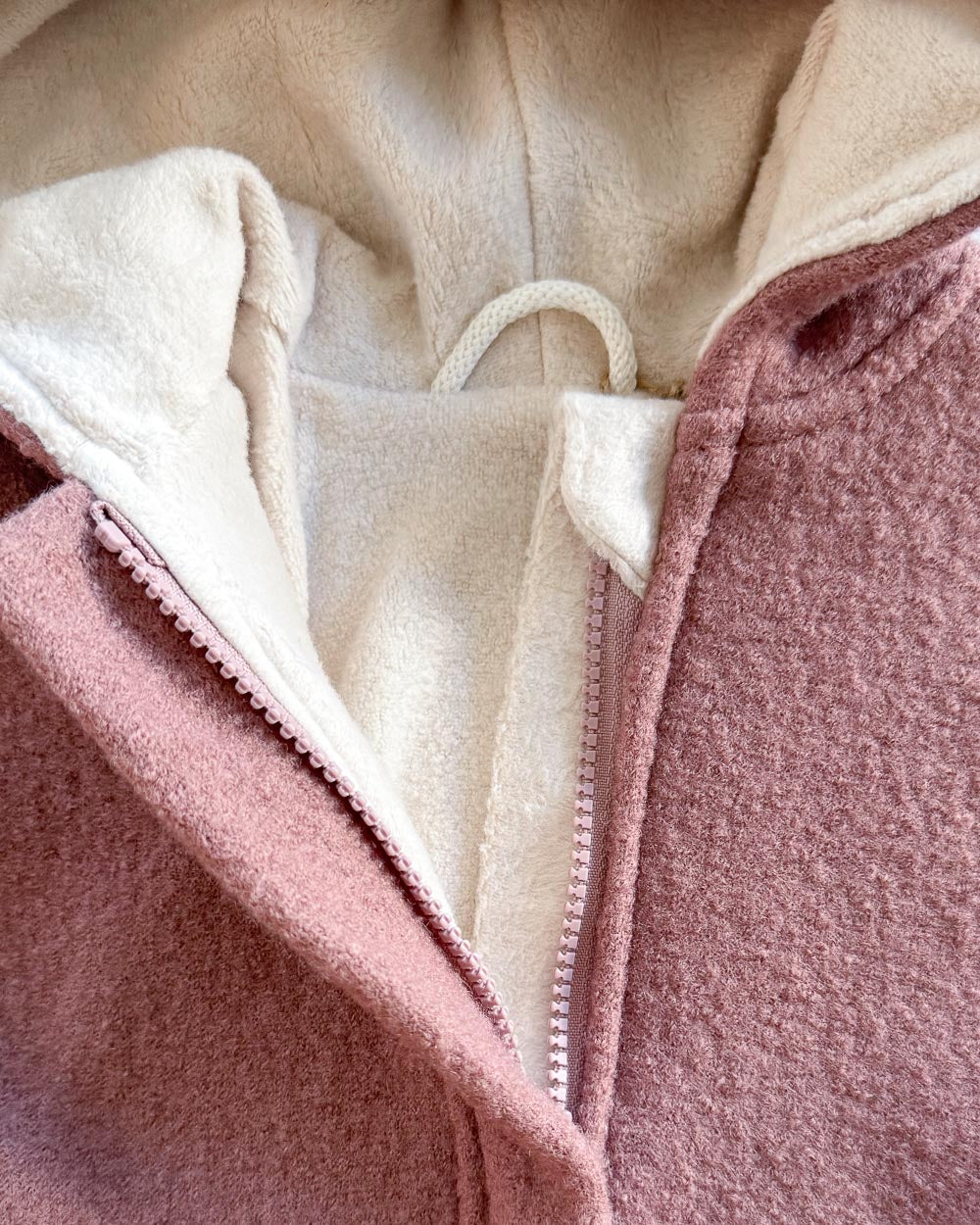 Sofortkauf: Walkoverall in Altrosa/Kuschelfleece creme mit Umschlagbündchen und Reißverschluss, Gr. 56/62