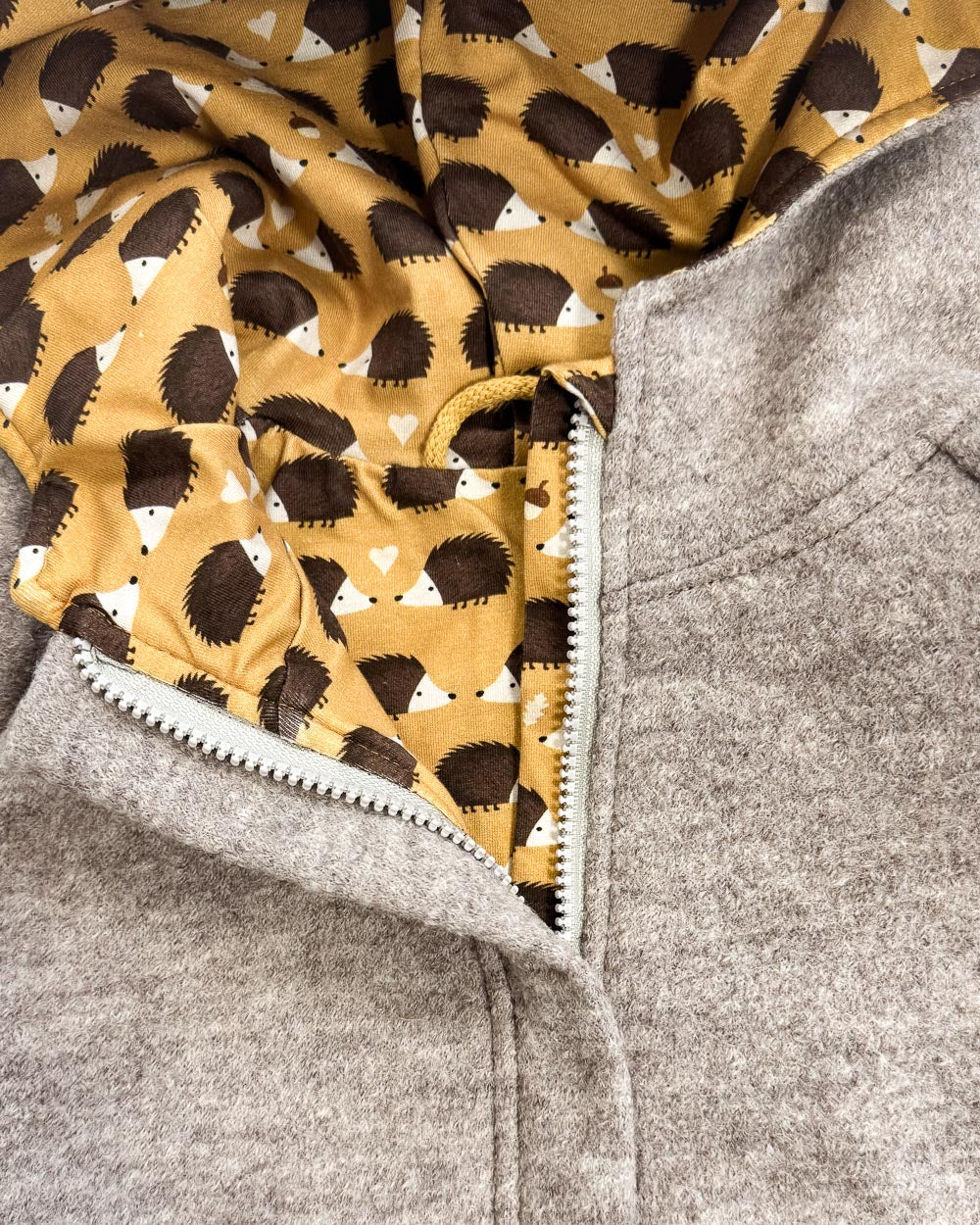 Sofortkauf: Walkjacke mit Reißverschluss mit Taschen in Sand Meliert/Verliebte Igel, Gr. 140/146
