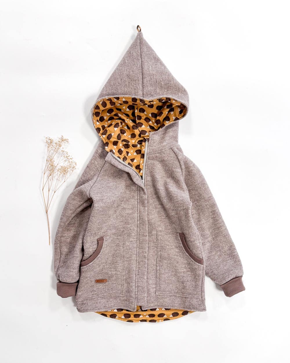 Sofortkauf: Walkjacke mit Reißverschluss mit Taschen in Sand Meliert/Verliebte Igel, Gr. 140/146