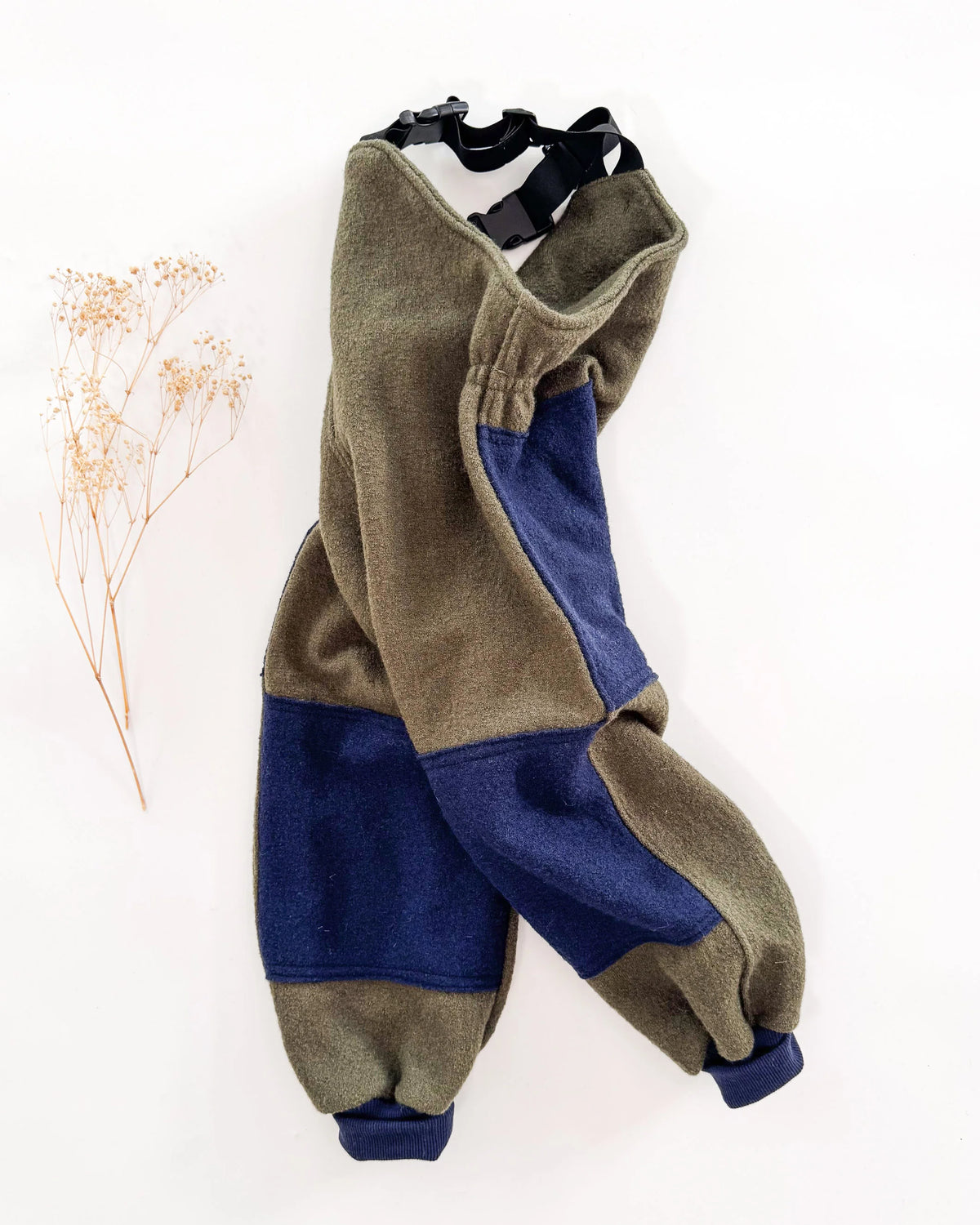 Sofortkauf: Walk-Latzhose mit Knie- und Po-Belegen in Olive / Marine, Gr. 104/110