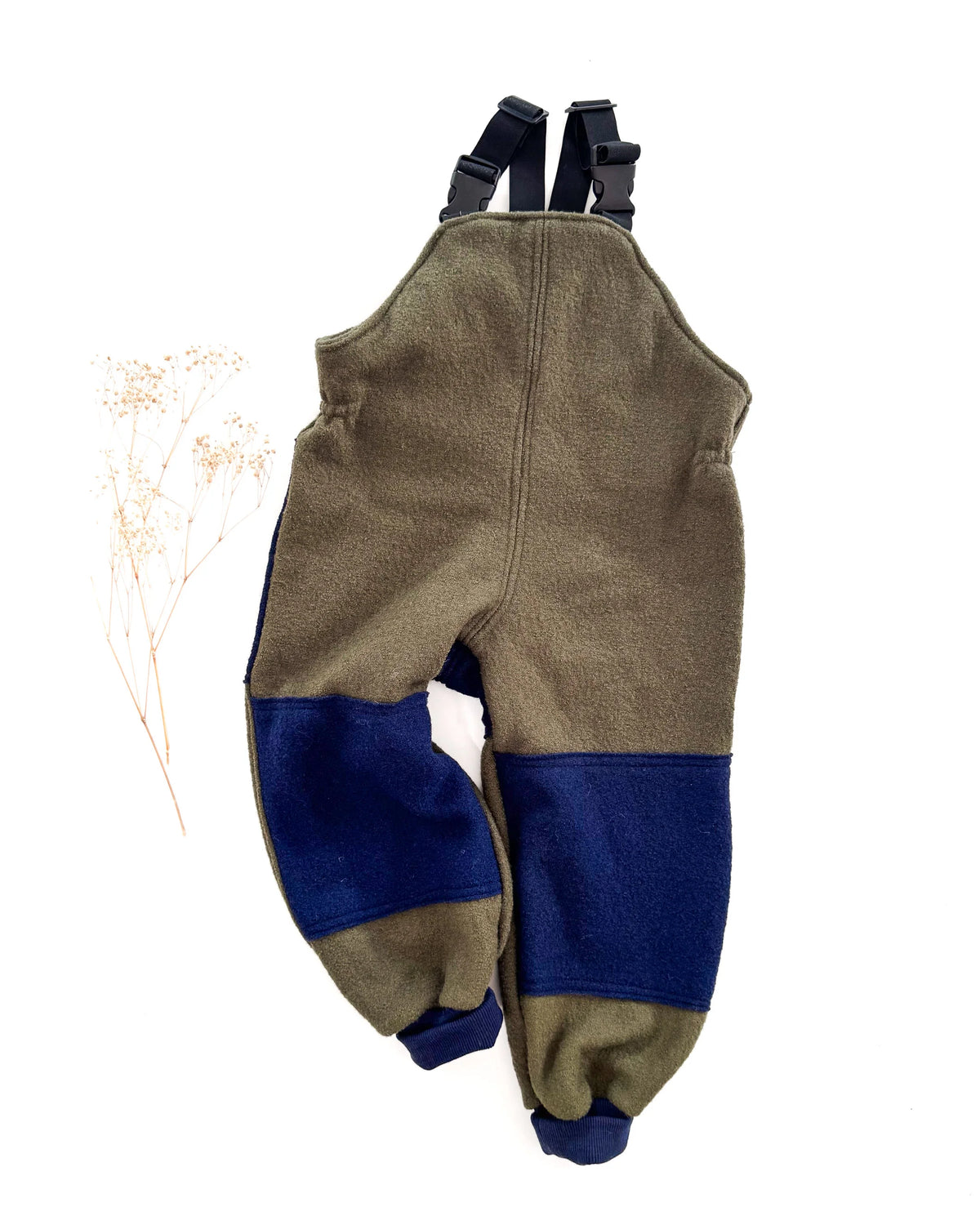 Sofortkauf: Walk-Latzhose mit Knie- und Po-Belegen in Olive / Marine, Gr. 104/110
