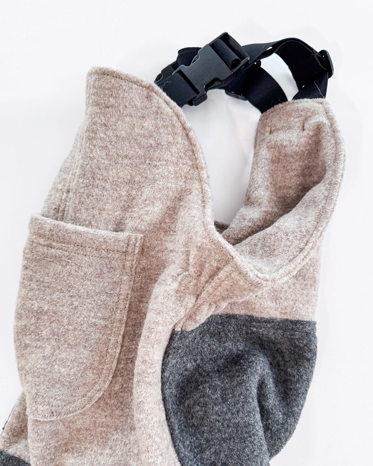 Sofortkauf: Walk-Latzhose mit Tasche & Belegen in Sand Meliert / Anthrazit, Gr. 104/110