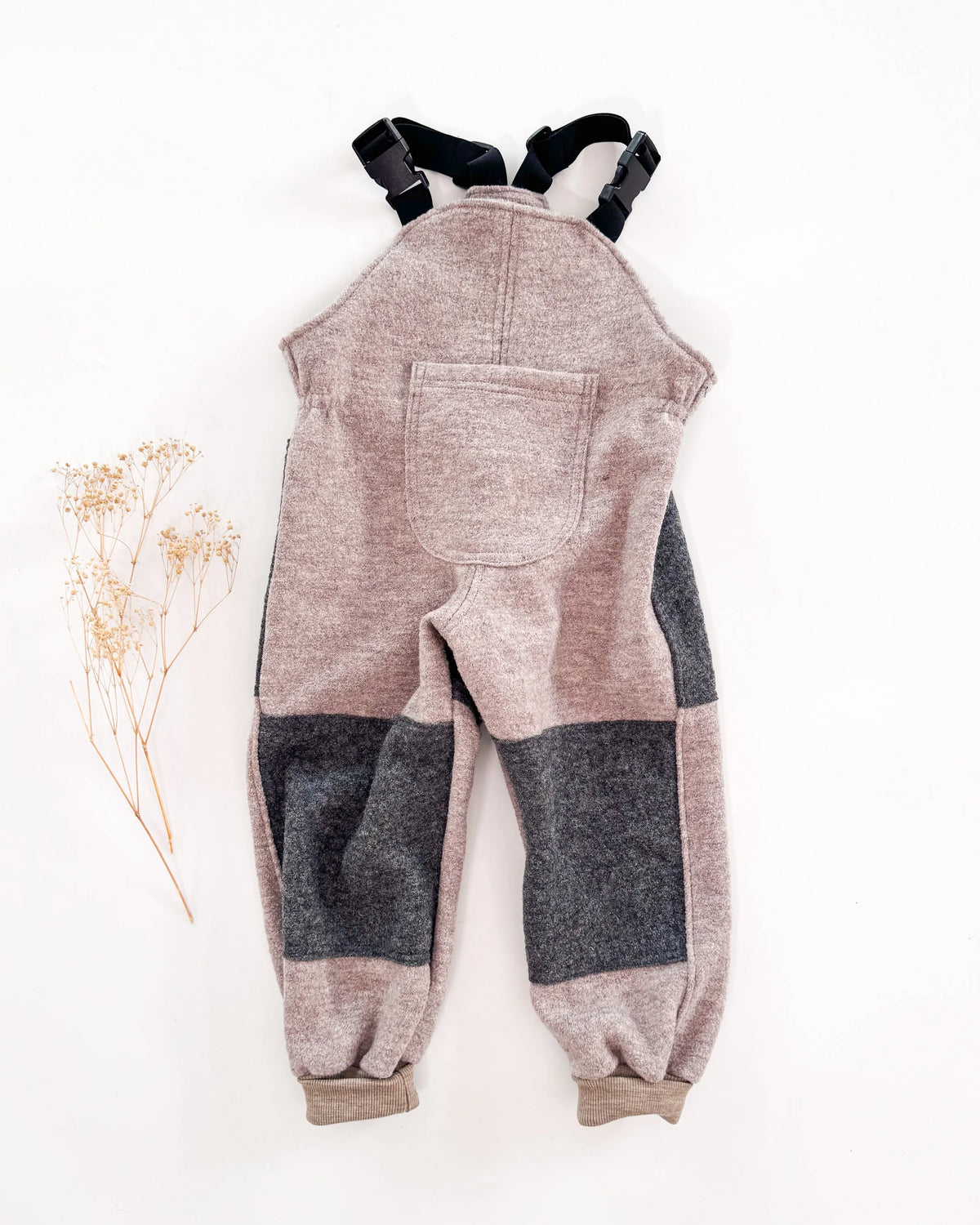 Sofortkauf: Walk-Latzhose mit Tasche & Belegen in Sand Meliert / Anthrazit, Gr. 104/110