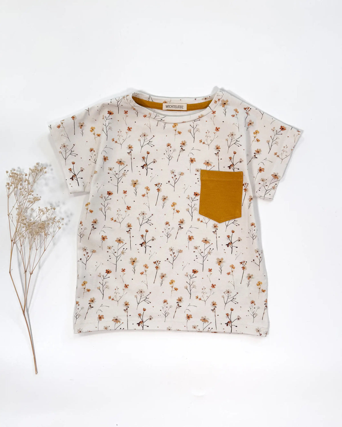 Sommer Shirt mit Blumenmuster und optionaler Brusttasche in passender Farbe aus weichem Bio Baumwolljersey