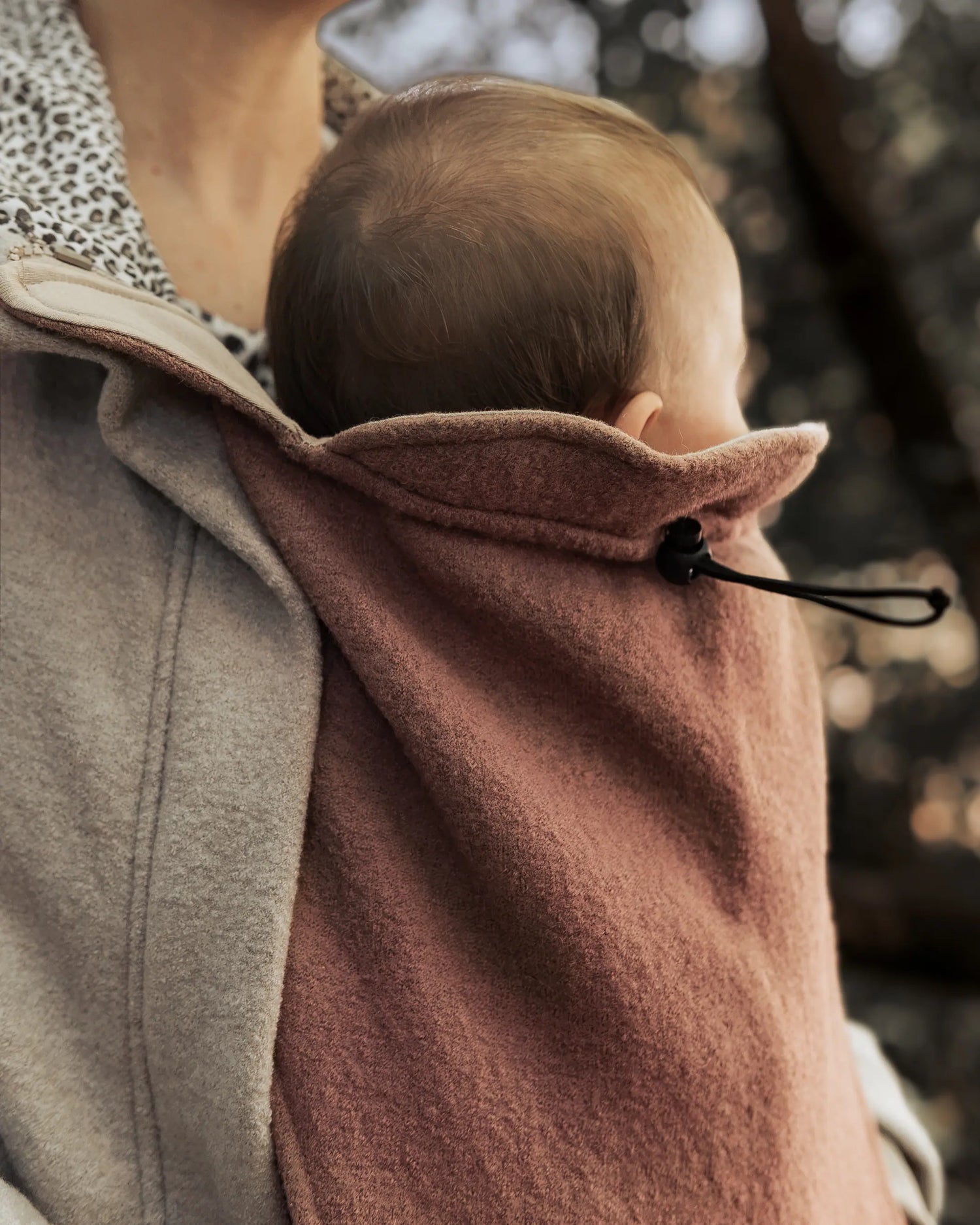 Detailaufnahme des hochwertigen Trageeinsatzes aus mulesingfreier gefütterter Schurwolle mit sorgfältiger Verarbeitung und Krempe um den Nacken des Babys zu schützen