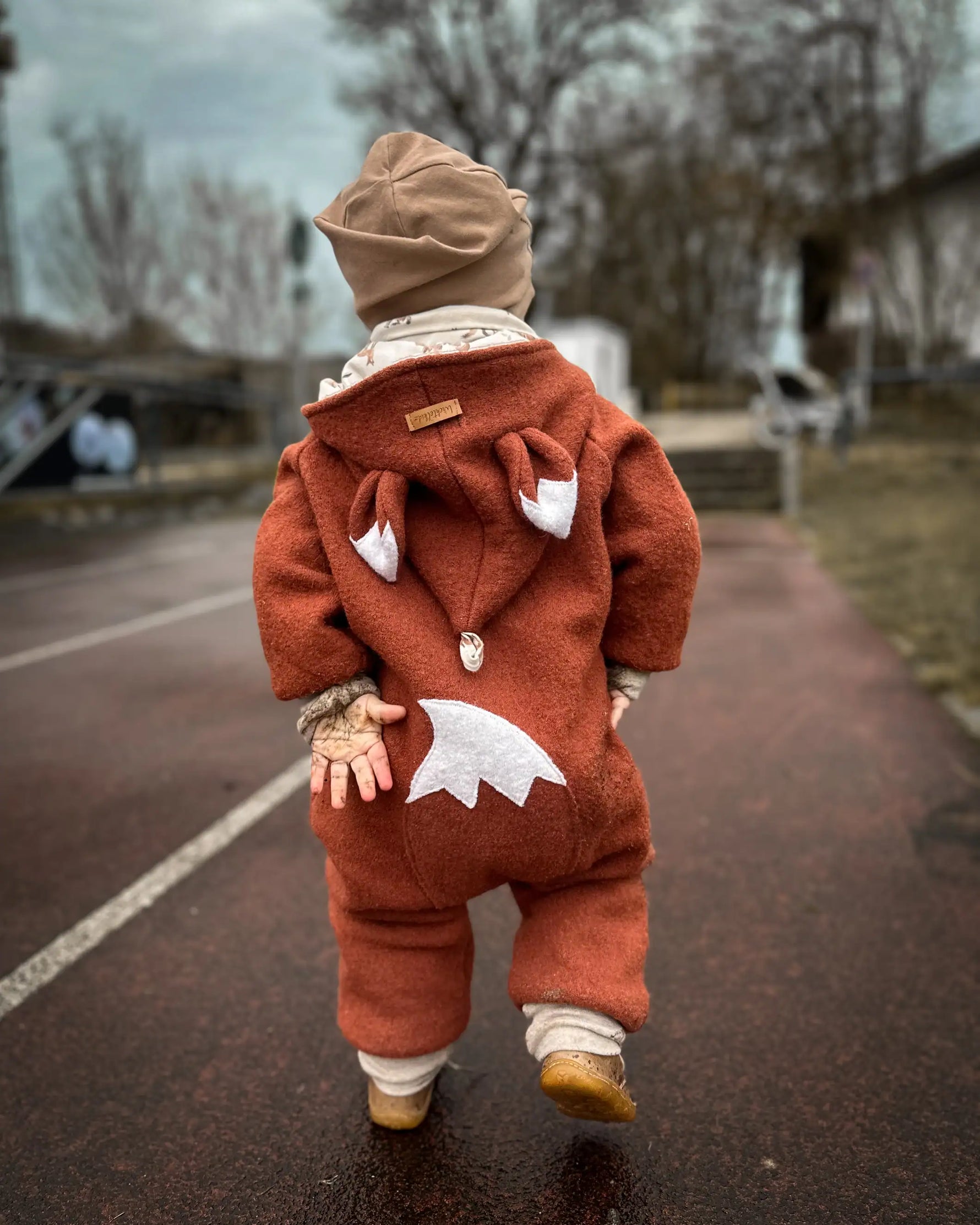 Handgemachter Walkoverall aus Schurwolle für Kinder beim Spielen und Spazierengehen im Freien. Temperaturausgleichender Wollwalk hält angenehm warm ohne Schwitzen. Nachhaltige Kinderkleidung aus Bayern