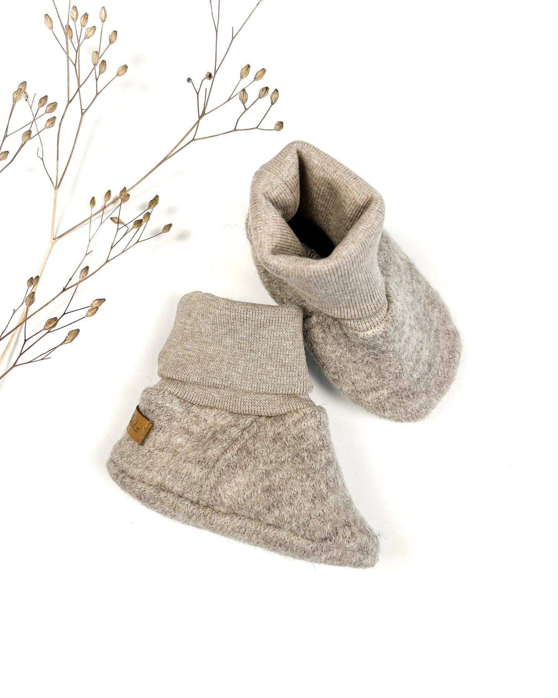 Krabbelschuhe aus 100% Schurwolle für Babys und Kinder, atmungsaktiv und temperaturregulierend für Alltag und Zuhause