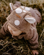 Handgemachter Walkoverall aus Schurwolle für Kinder beim Spielen und Spazierengehen im Freien. Temperaturausgleichender Wollwalk hält angenehm warm ohne Schwitzen. Nachhaltige Kinderkleidung aus Bayern