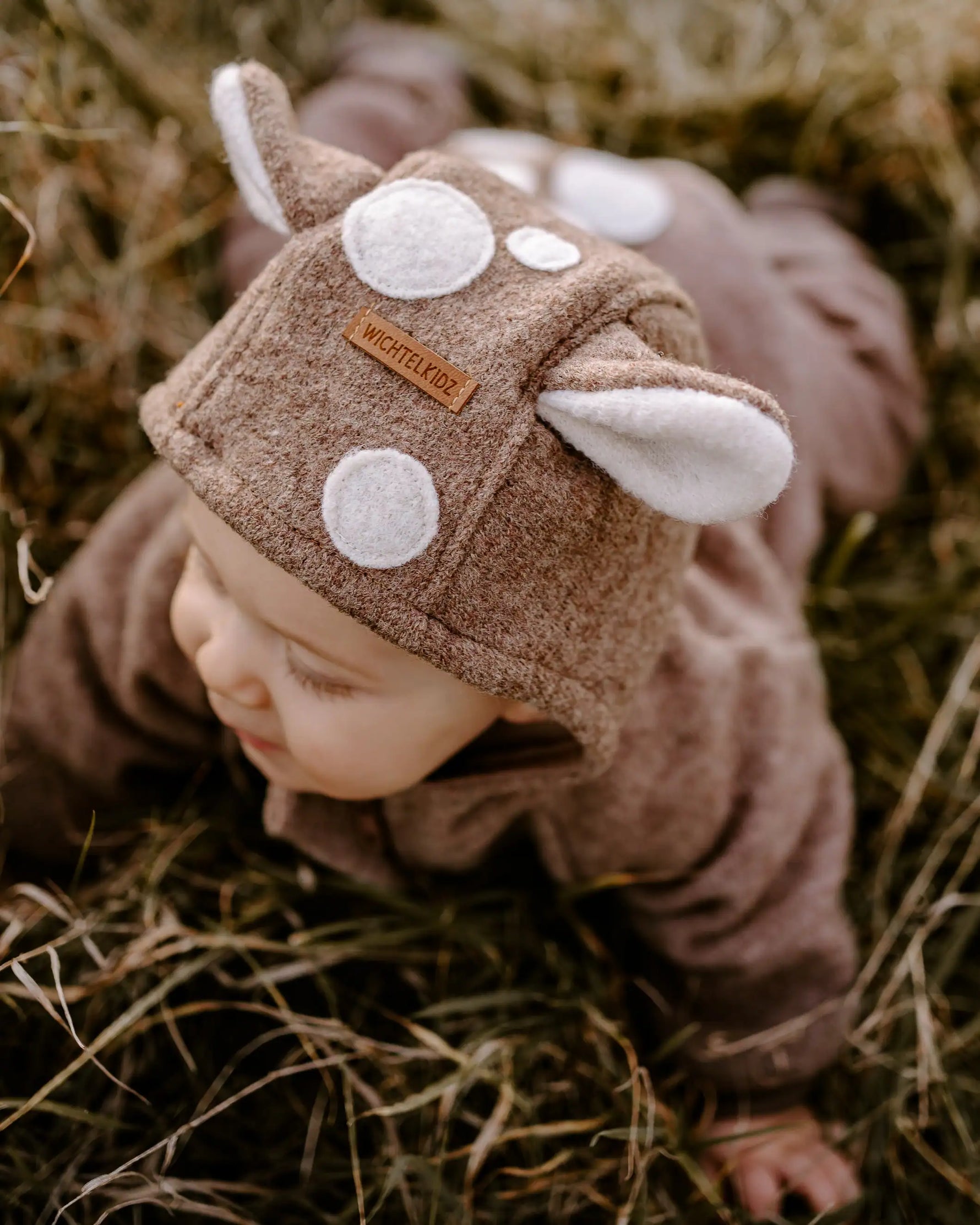 Handgemachter Walkoverall aus Schurwolle für Kinder beim Spielen und Spazierengehen im Freien. Temperaturausgleichender Wollwalk hält angenehm warm ohne Schwitzen. Nachhaltige Kinderkleidung aus Bayern