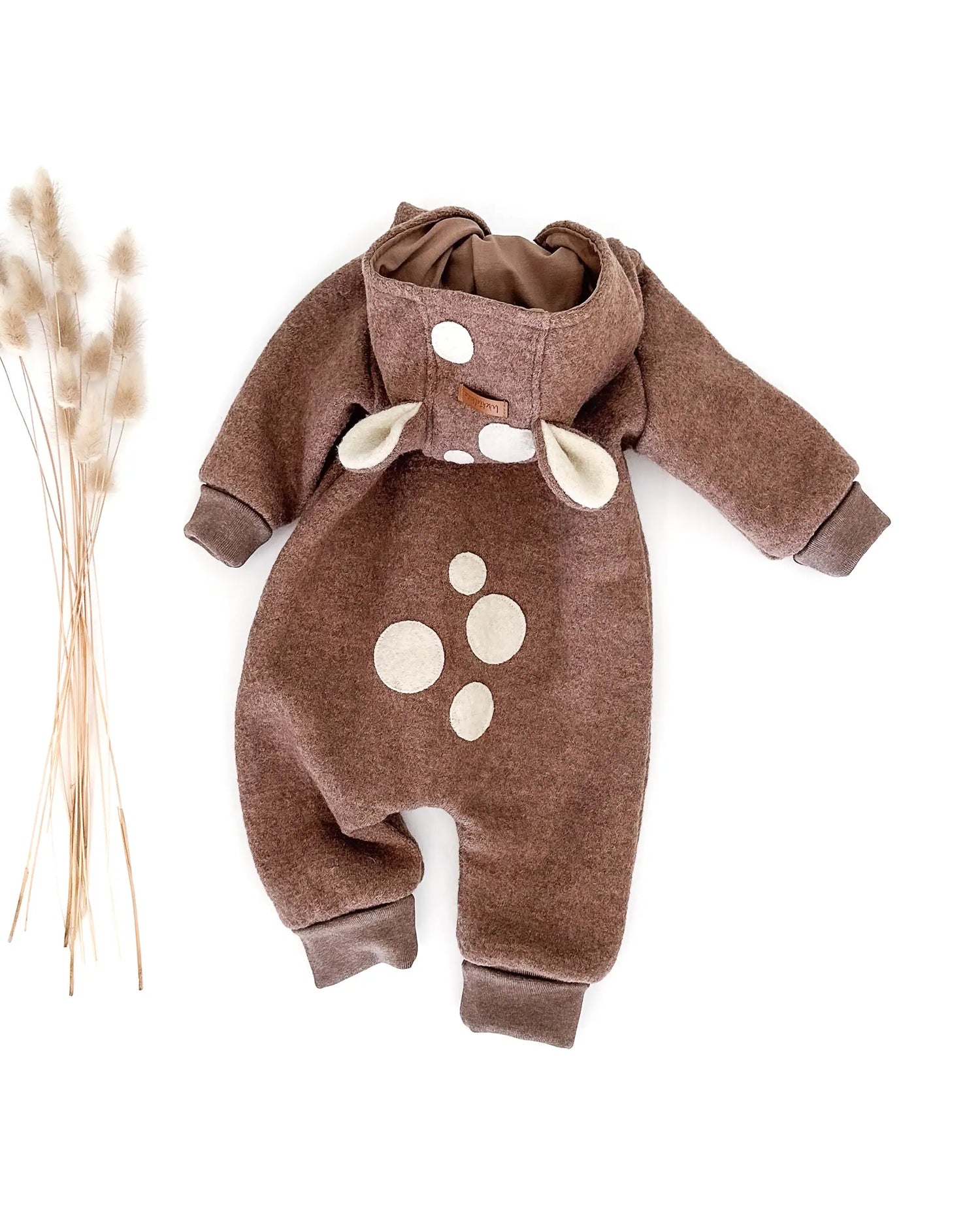 Gefütterter Walkoverall für Babys und Kinder aus hochwertigem Wollwalk mit niedlichen Reh-Ohren und Rehpunkten. Kuschelig warm für Herbst, Winter und Frühling. Innen weich gefüttert mit Bio-Baumwolljersey