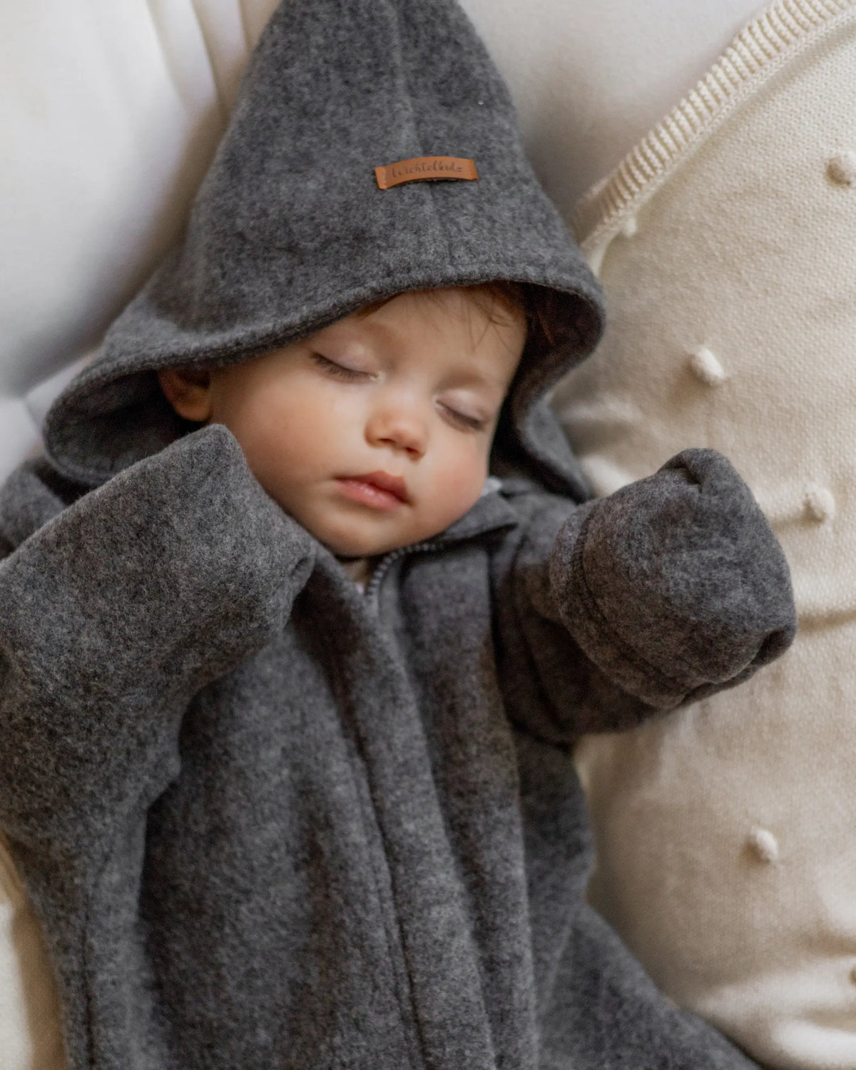 Nachhaltiger Baby Merino Overall aus  Merino Wollfleece mit Kapuze und Umschlagbündchen und verdecktem Reißverschluss