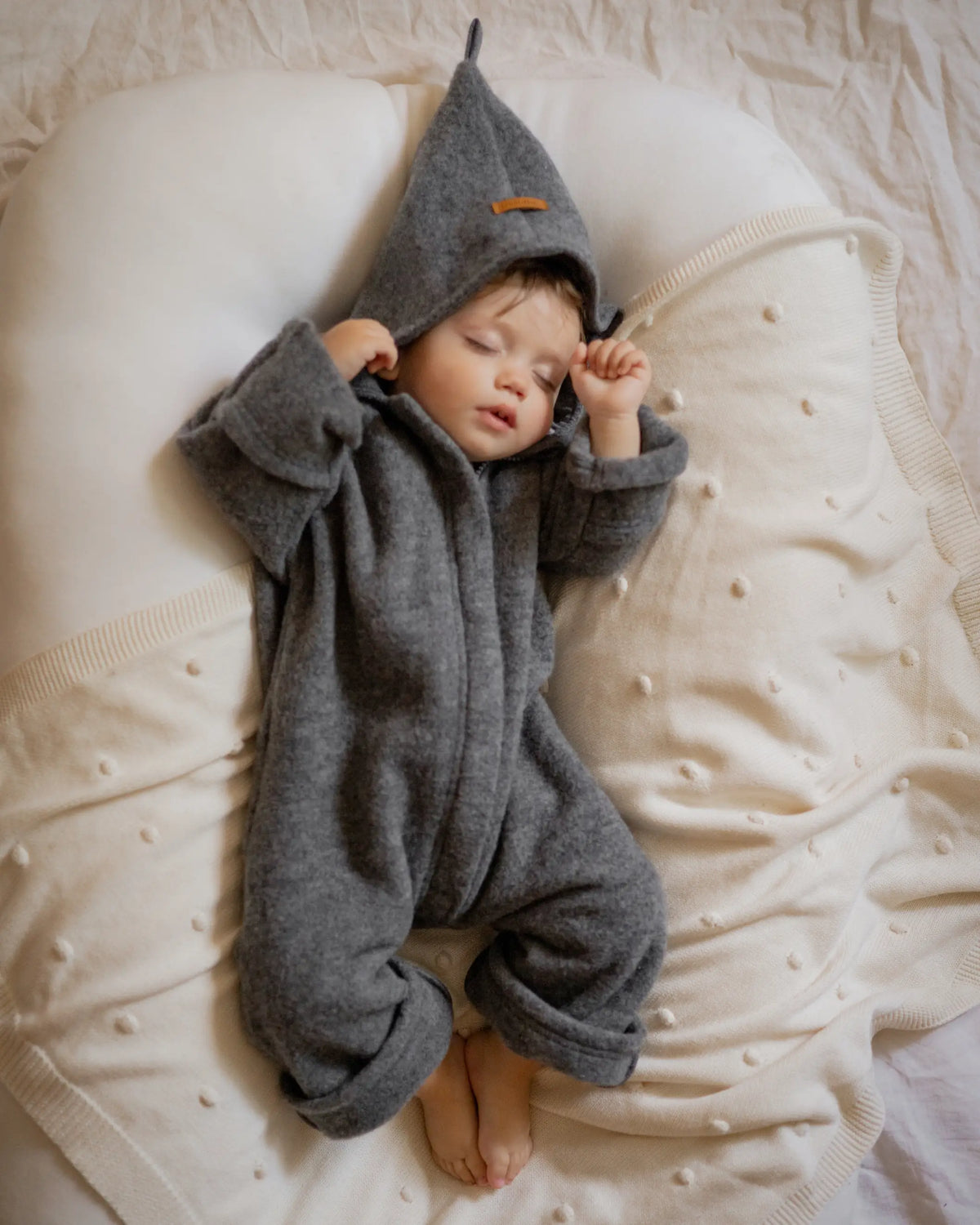 Nachhaltiger Babyoverall aus 100% Merino Wollfleece mit Kapuze und Umschlagbündchen, handgemacht in Deutschland