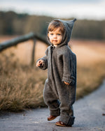 Merinoanzug aus wollfleece für jungen und mädchen. Mit praktischen umschlagbündchen als handschuh ersatz