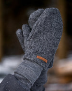 Damen Wollwalk Handschuhe aus 100% Schurwolle beim Spaziergang im Winter, warme nachhaltige Fäustlinge für kalte Tage