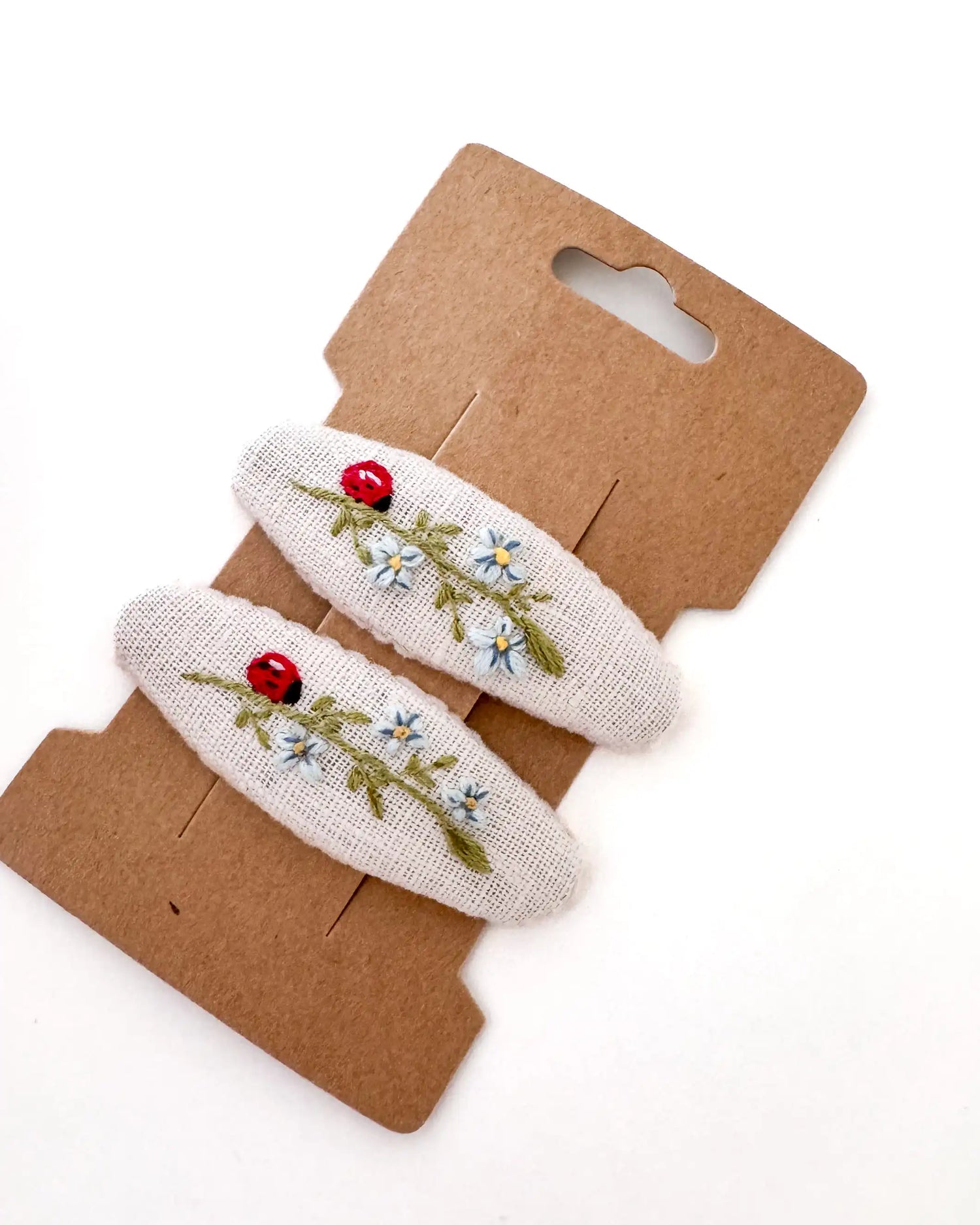 handbestickte Haarspangen 2er-Set – Wollweiß "Marienkäfer"