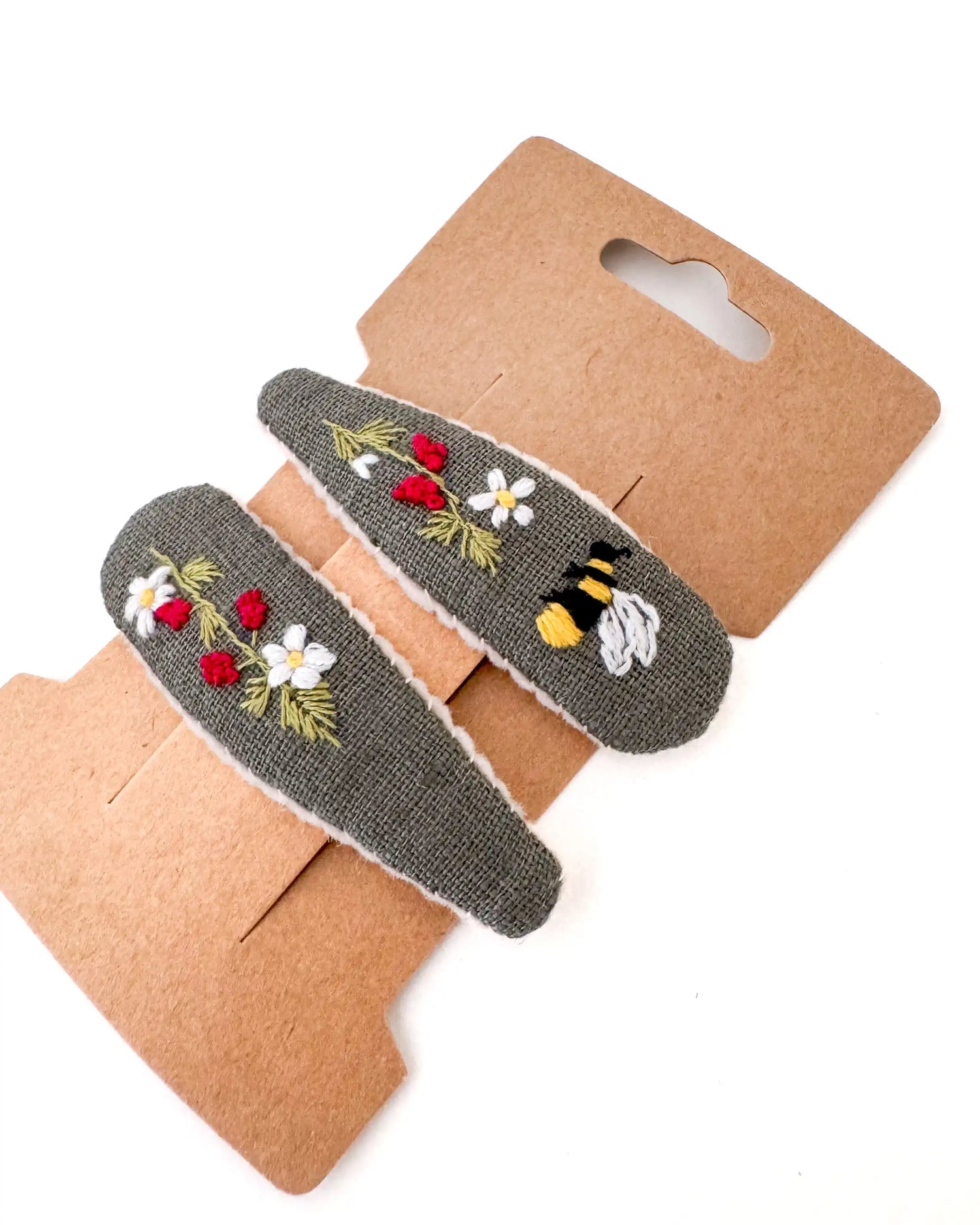 handbestickte Haarspangen 2er-Set – Olive "Bienchen"