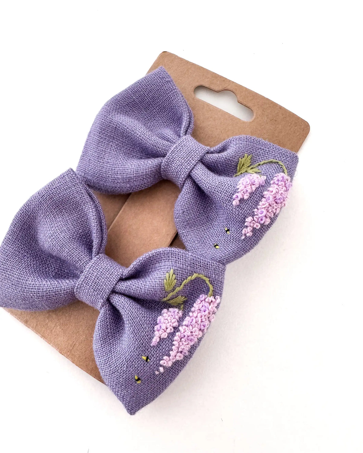 Haarschleife aus Leinen für Mädchen in Lila mit Blumenmotiv für Hochzeit, Taufe, EInschulung, Geburtstag und Feste