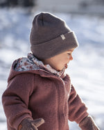 Lässige Kinder Beanie aus Merinowolle, doppellagig gestrickt, hält warm ohne Schwitzen und schützt bei Wind und leichtem Regen.