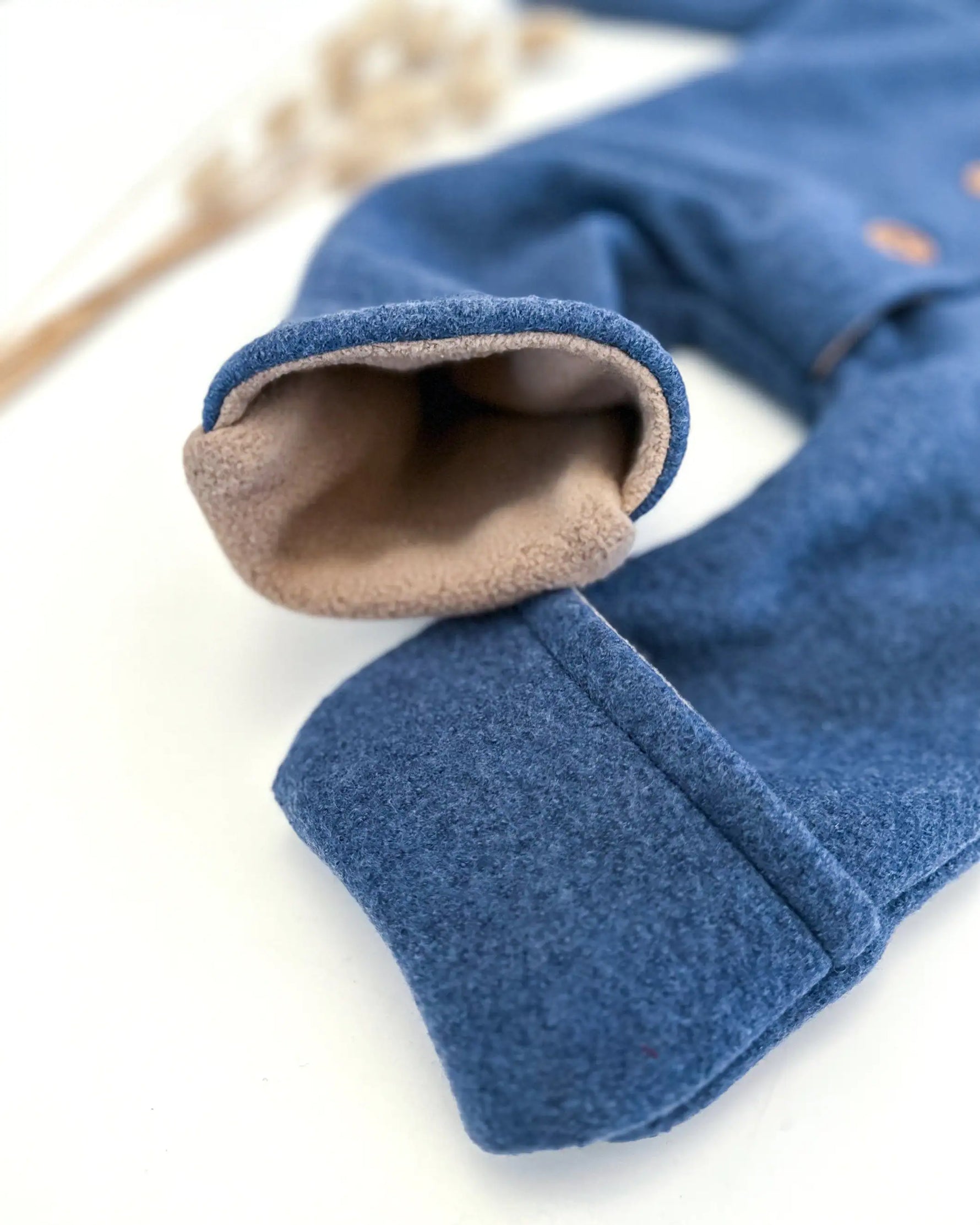 Baby Wollwalk overall aus 100% Schurwolle mit umklappbaren Bündchen für Hände und Füße, warm und ideal für kalte Tage