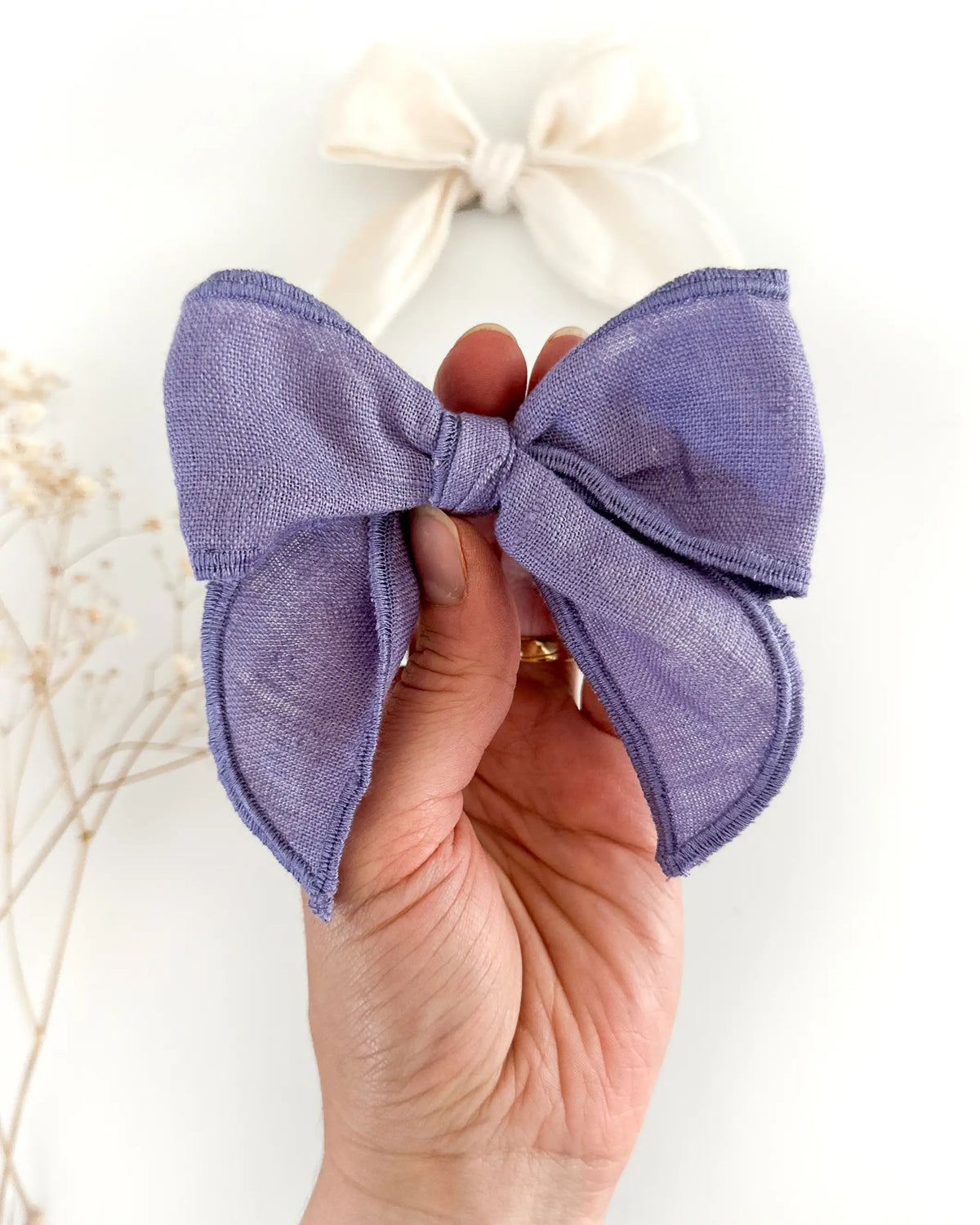Leinen Haarschleife Kinder, zart und verspielt, perfekt für Hochzeit, Taufe und besondere Anlässe. Kinder Haarspange mit Schleife aus Leinen für Kinder, leichtes und weiches Accessoire für Babys und Mädchen. Fair und nachhaltig made in Germany