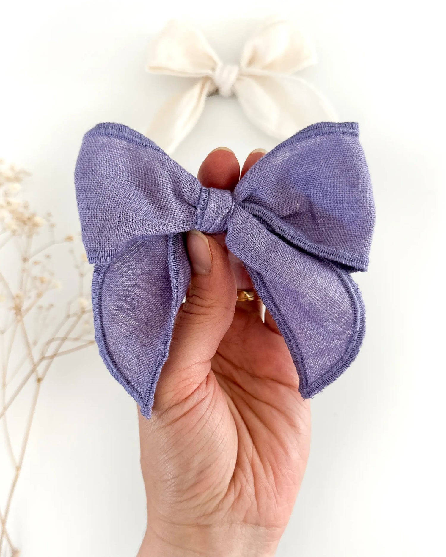 Leinen Haarschleife Kinder, zart und verspielt, perfekt für Hochzeit, Taufe und besondere Anlässe. Kinder Haarspange mit Schleife aus Leinen für Kinder, leichtes und weiches Accessoire für Babys und Mädchen. Fair und nachhaltig made in Germany