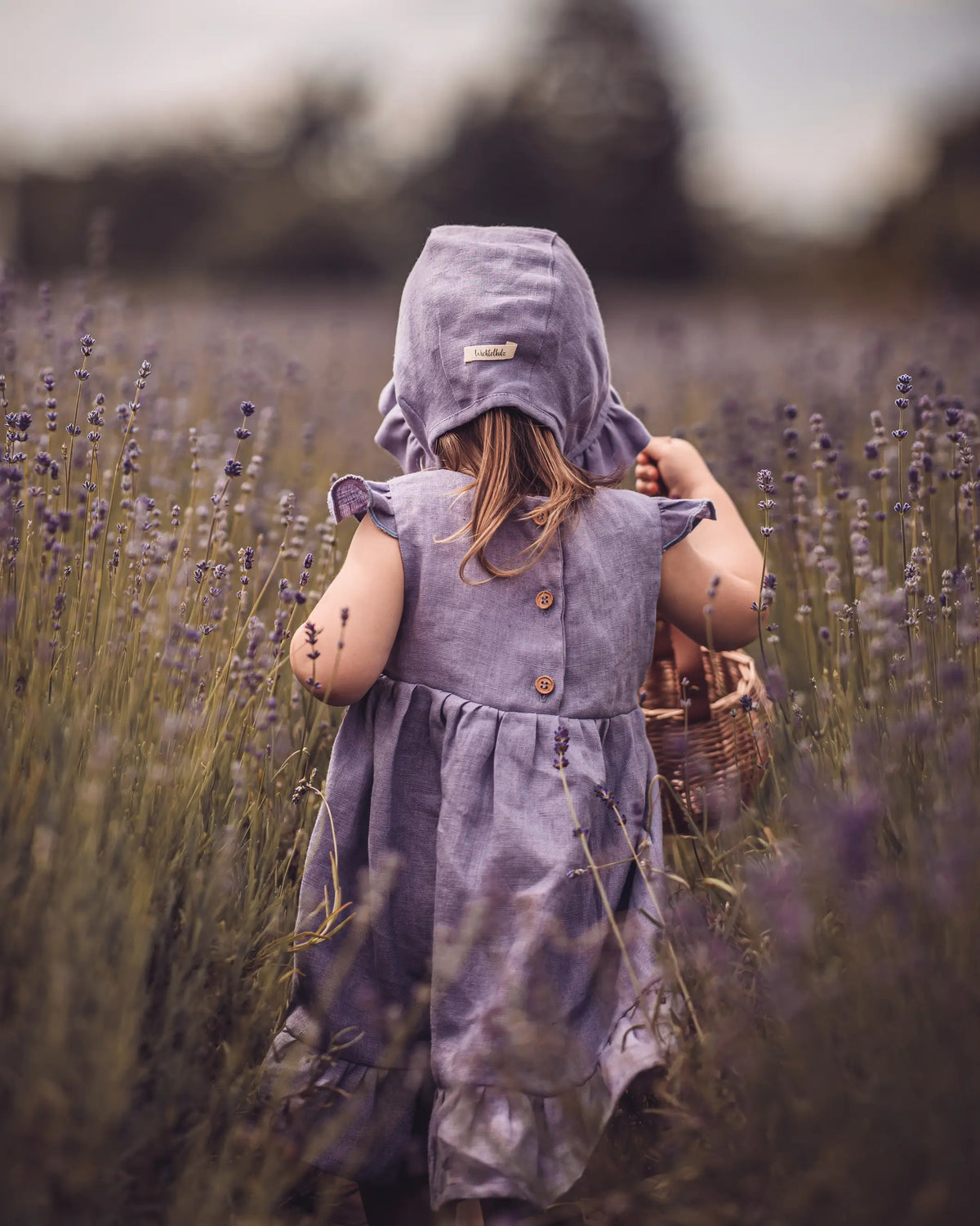 Stufenkleid / Leinenkleid für den Sommer mit passender Mädchen Bonnet in Lavendel. Individuell angefertigtes Kleid mit Rüschen, ideal für festliche Anlässe wie eine Taufe, Geburtstag, Hochzeit, als Kleid für ein Blumenmädchen oder die Einschulung.  Unsere Handgemachten Leinenkleider für Mädchen sind nachhaltig, regional und fair in Bayern angefertigt.