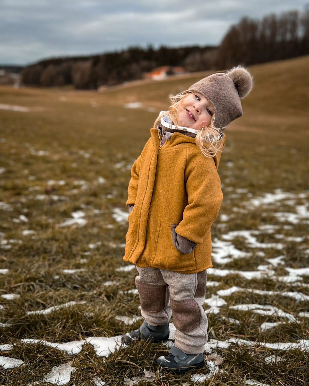 nachhaltiges Kinder Wollwalk Outfitvon Wichtelkidz  - Walkjacke mit Reißverschluss, Walkhose, Walkmütze, Walkloop, Walkhandschuhe