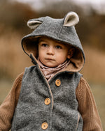 Baby in warmer Walkweste mit Kapuze und Holzknöpfen unterwegs, atmungsaktive und temperaturregulierende Kleidung für Übergangszeit und Winter