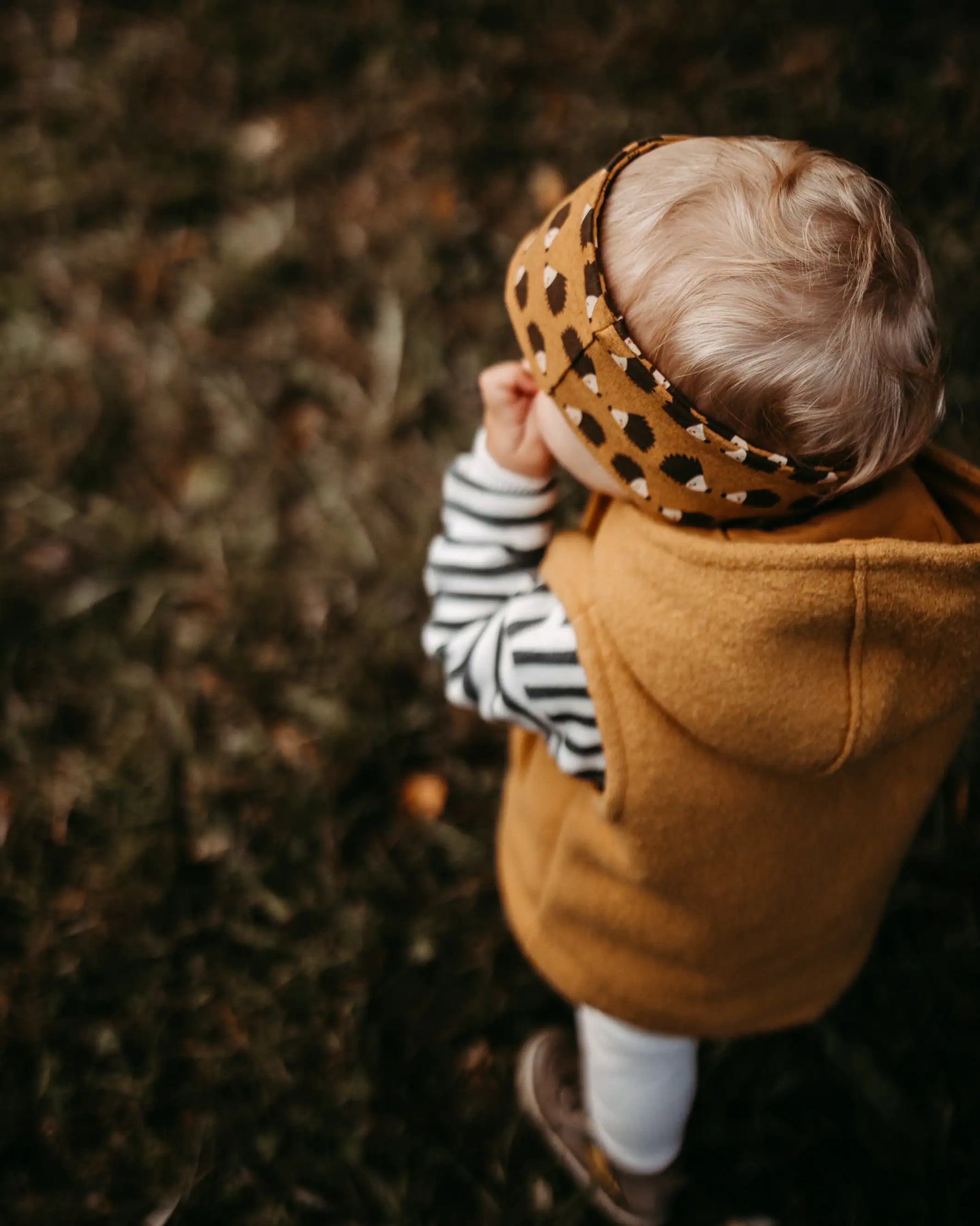 Baby in warmer Wollwalk Weste mit Kapuze unterwegs, atmungsaktive und temperaturregulierende Kleidung für Übergangszeit und Winter